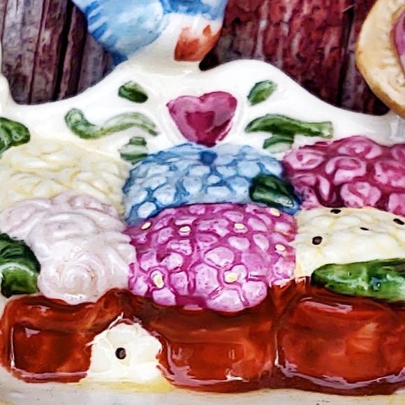 Vintage Ceramic Garden Themed Miniature Bench Box - Picture 5 of 8